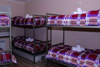 Хостелы Bee Lucky Hostel and Tours Ереван Кровать в общем 6-местном номере для женщин-14